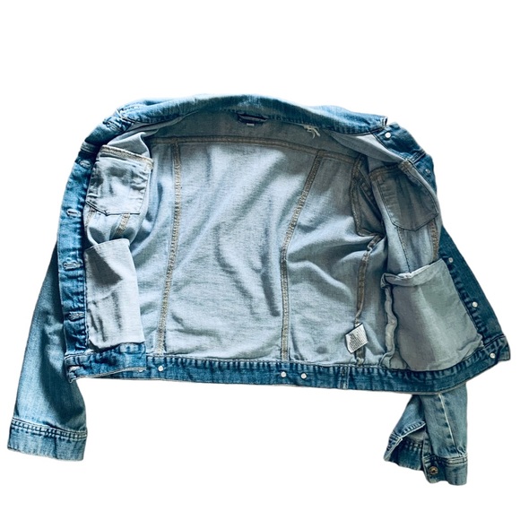 CLÉO vintage light wash blue jean jacket with major distressing size M - Picture 4 of 10